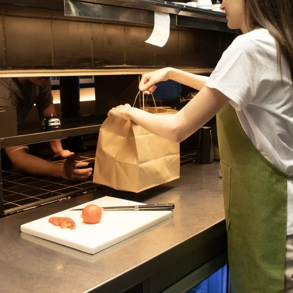 Delantal ecológico verde modelo chica en cocina de restaurante