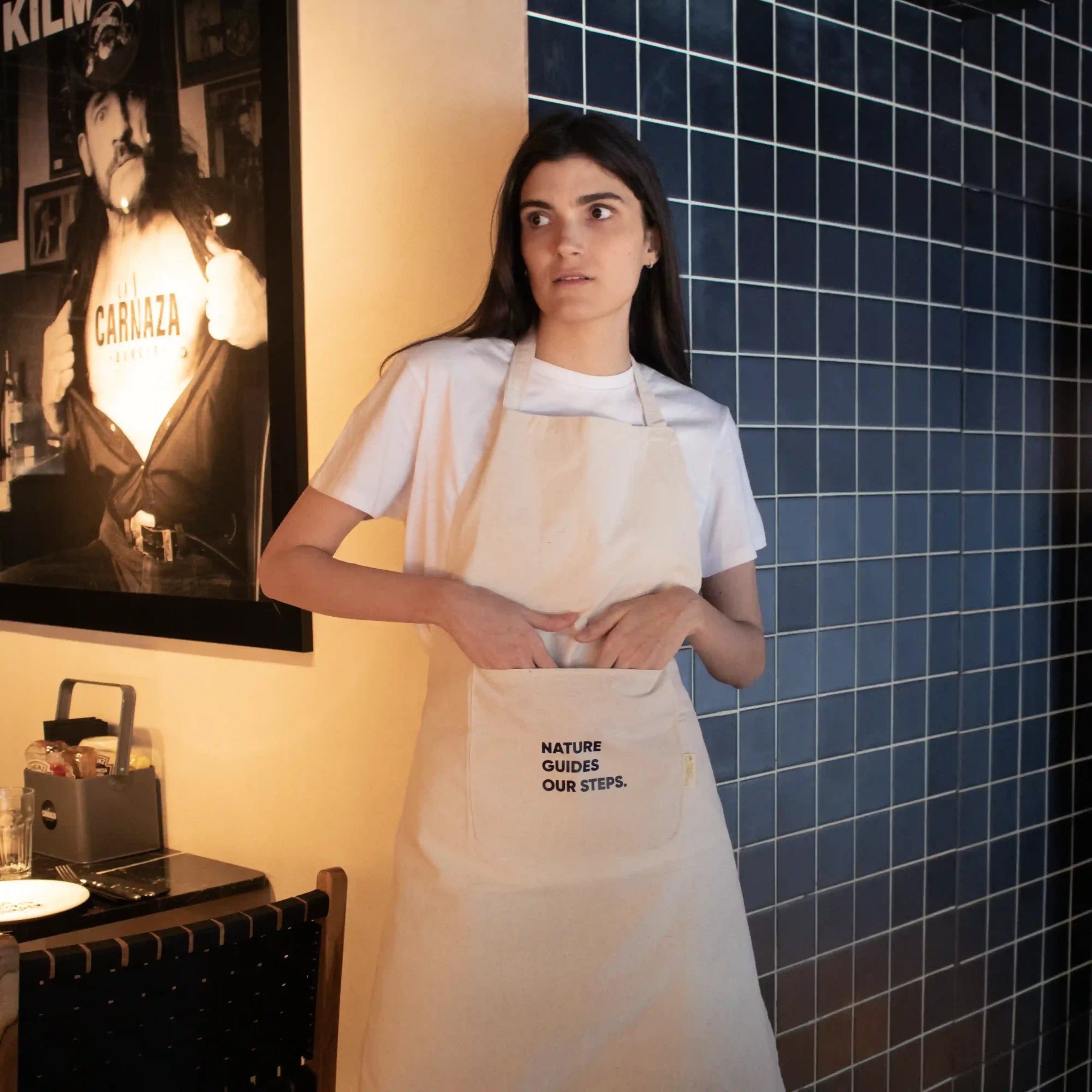 Delantal algodón SOFFI 2 Delantal algodón personalizado color natural modelo chica en restaurante