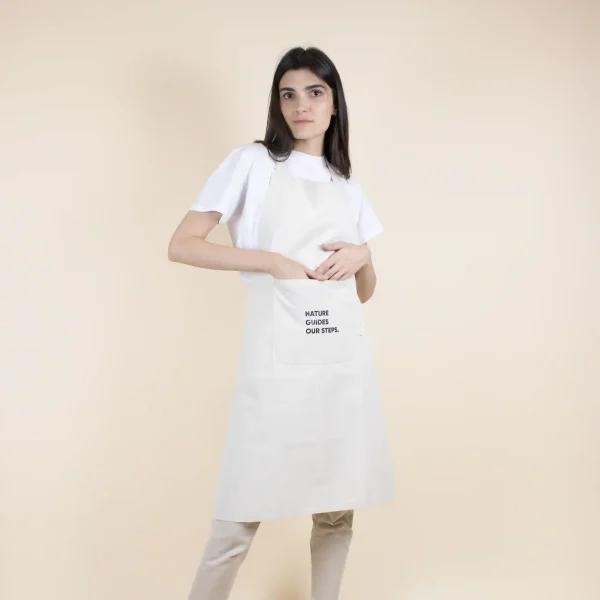 Delantal algodón personalizado color natural modelo chica en fondo beige
