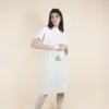 Delantal algodón personalizado color natural modelo chica en fondo beige
