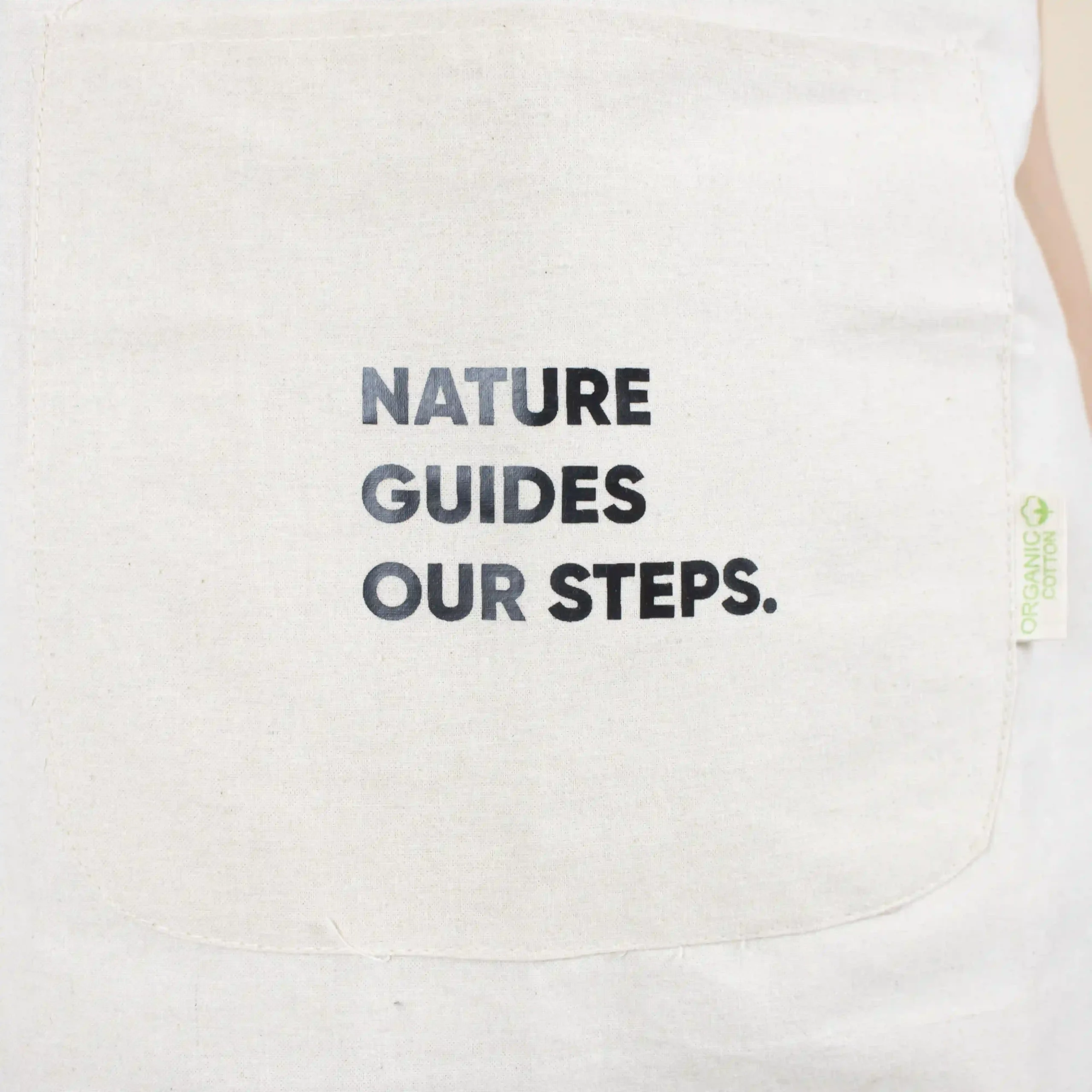 Delantal algodón SOFFI Detalle Delantal algodón personalizado color natural detalle texto negro