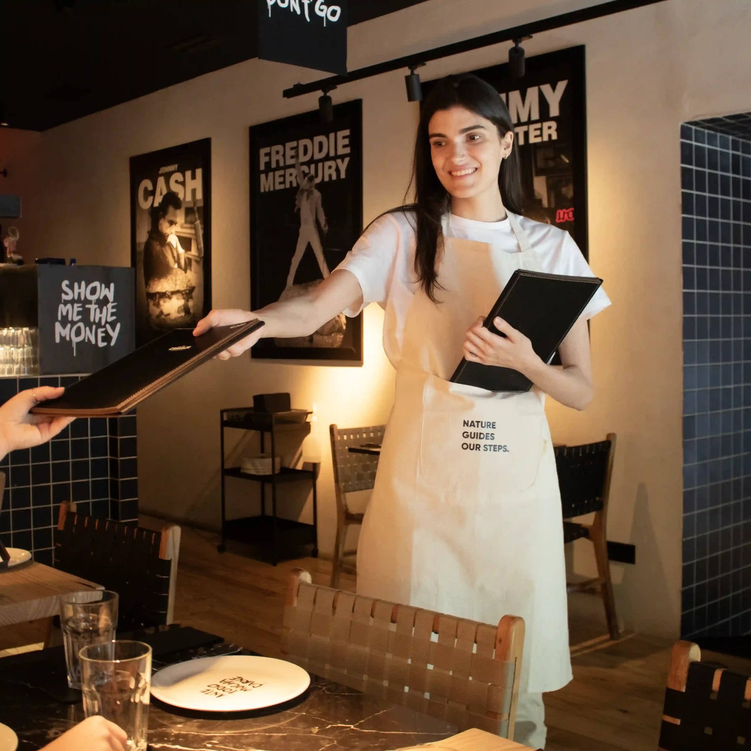 Tablier en coton personnalisé couleur naturelle modèle serveuse en restaurant