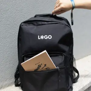 Mochila corporativa personalizada negra con logo blanco cuaderno kraft