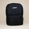 Mochila corporativa personalizada negra con logo blanco fondo beige