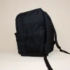 Mochila corporativa personalizada negra lateral fondo beige