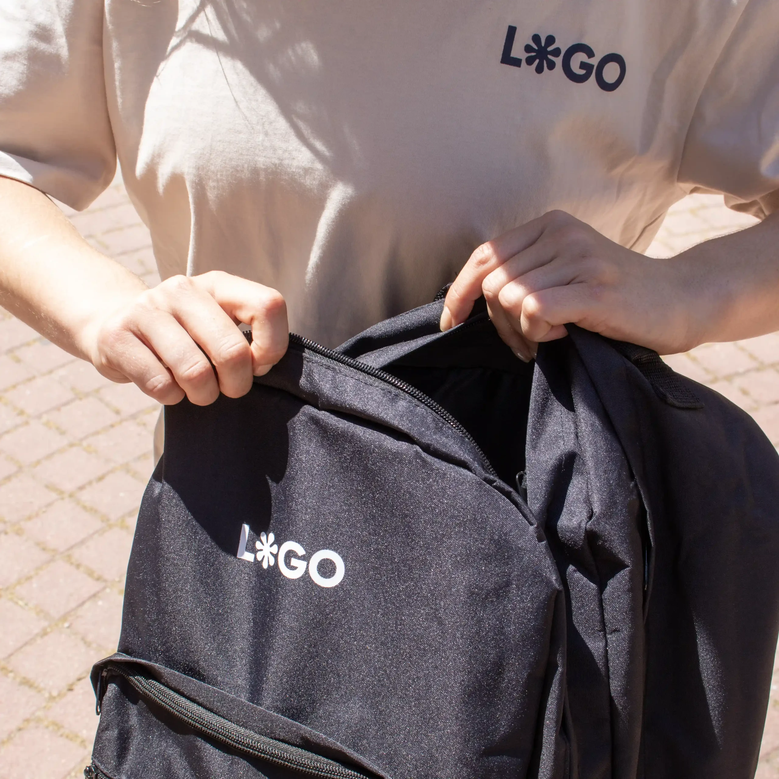 Sac à dos corporatif personnalisé noir avec logo blanc modèle fille