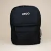 Mochila corporativa personalizada negra con logo blanco fondo beige
