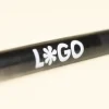Lápiz de madera negro personalizado con logo blanco fondo beige