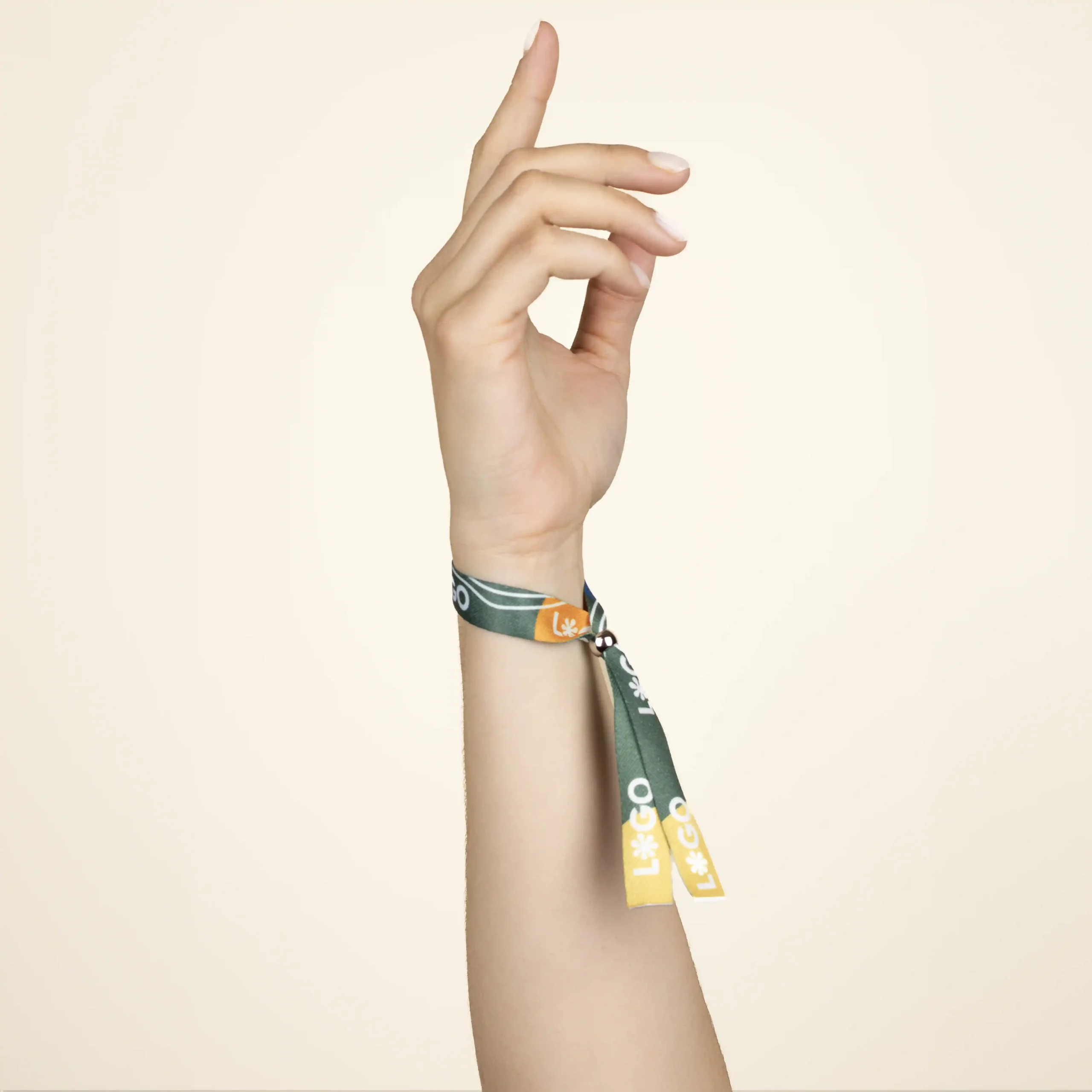 Pulseras recicladas DOLLY Mano sobre fondo beige llevando una pulsera reciclada en rPET personalizada con logo a todo color