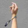 Mano llevando una pulsera reciclada en rPET personalizada con logo a todo color