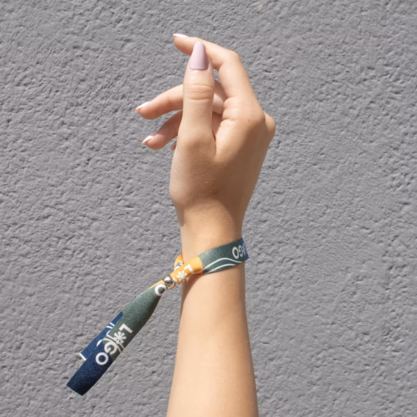 Mano llevando una pulsera reciclada en rPET personalizada con logo a todo color