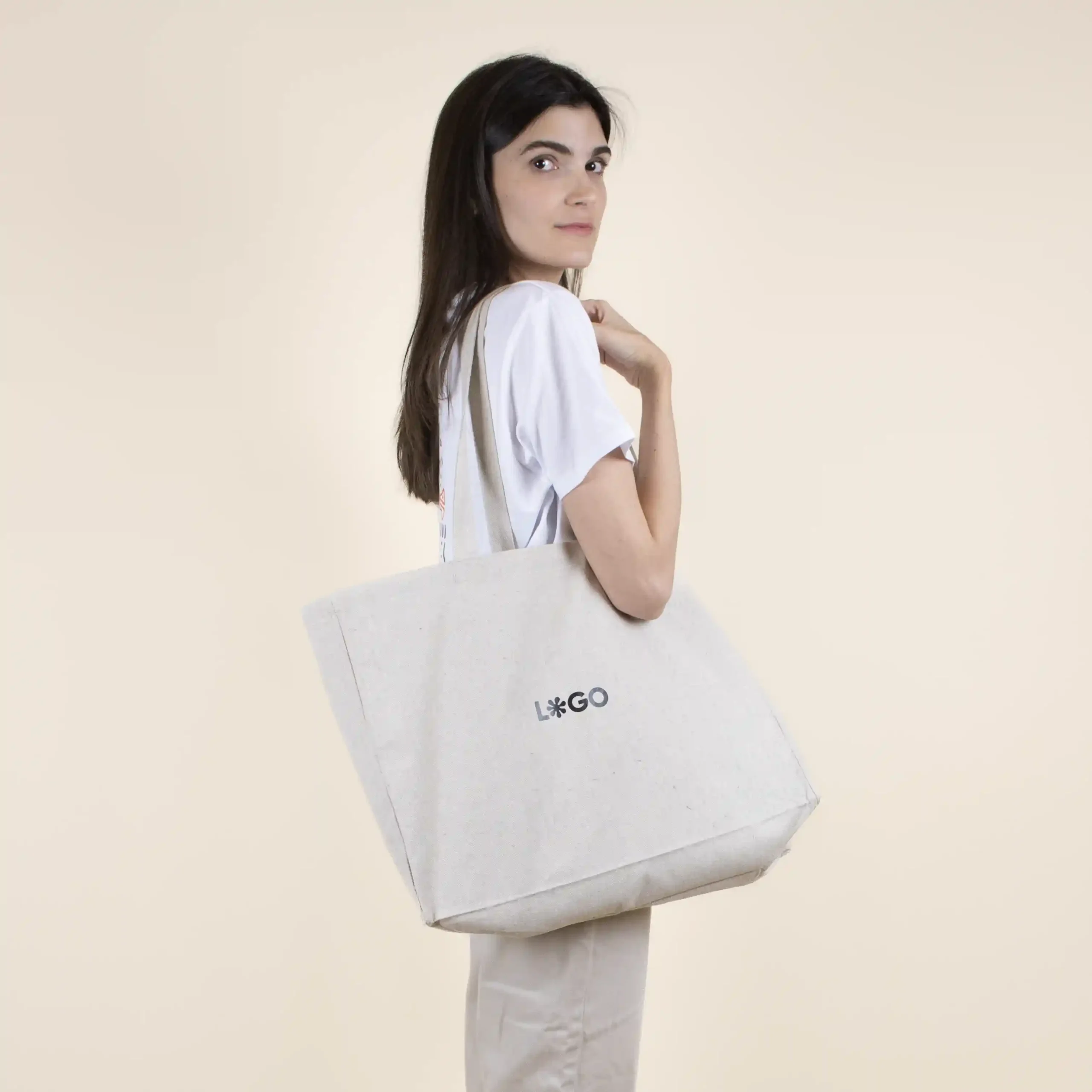 Bolsa de algodón reciclado PALMA Chica sobre fondo beige con bolsa de algodón reciclado personalizada con logo