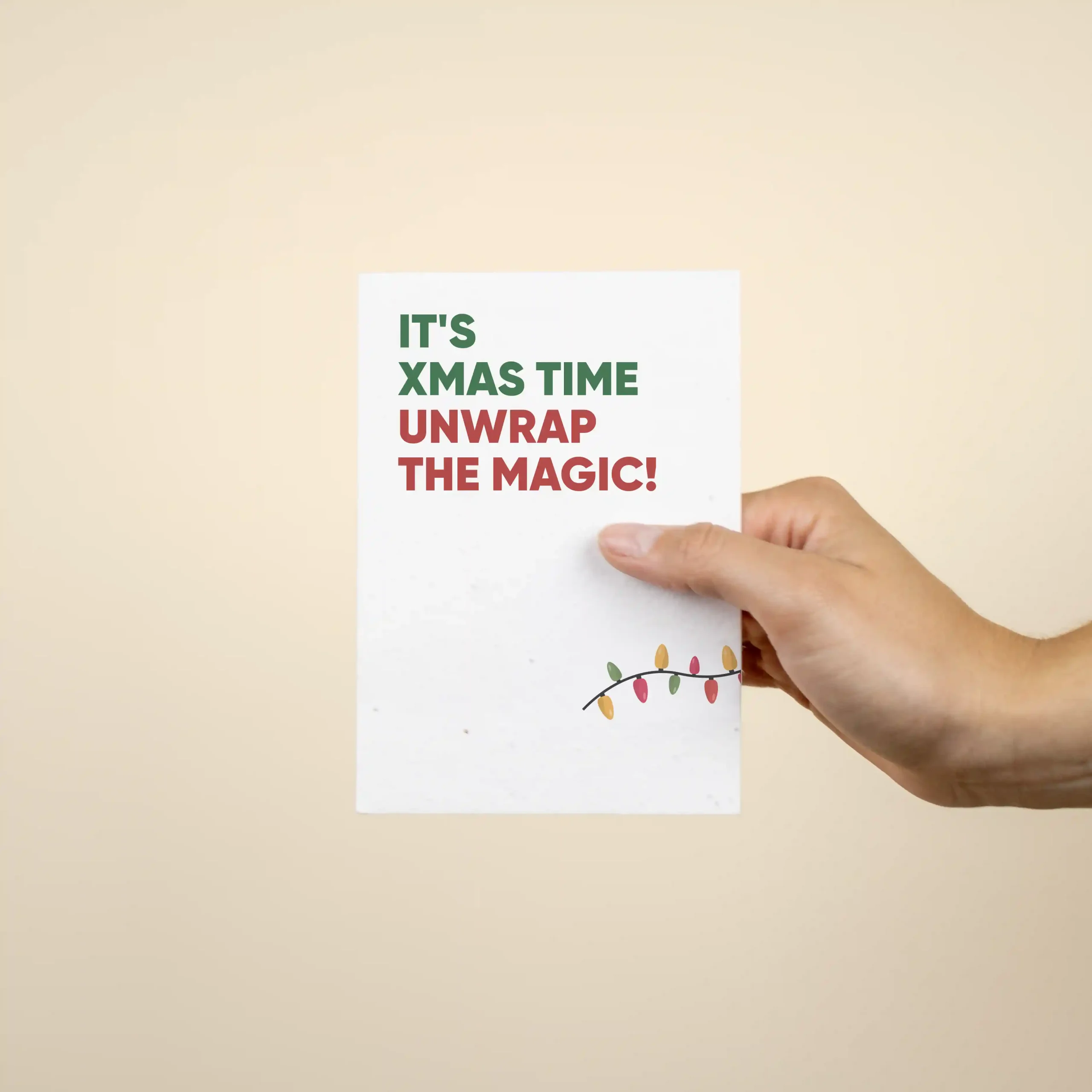 Manos sujetando una tarjeta de Navidad personalizada