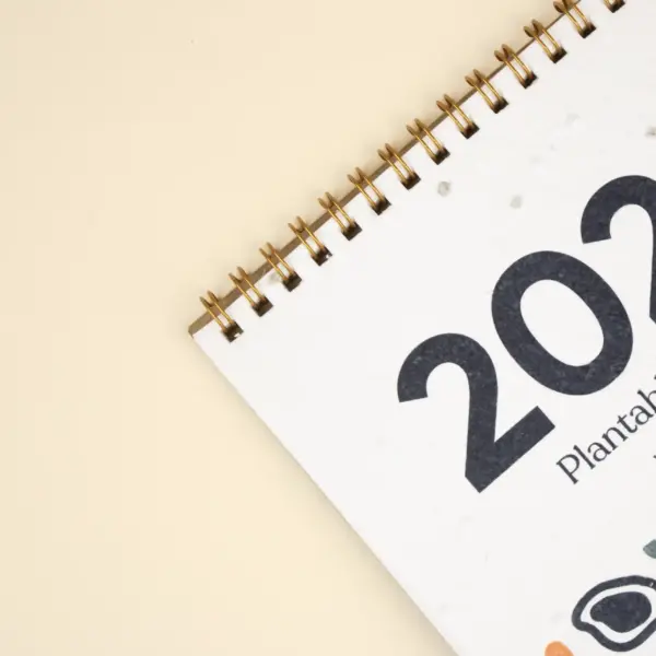 Detalle de anillas de un calendario plantable de mesa