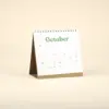 Calendario plantable de mesa abierto en el mes de octubre