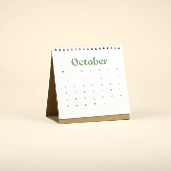 Calendario plantable de mesa abierto en el mes de octubre