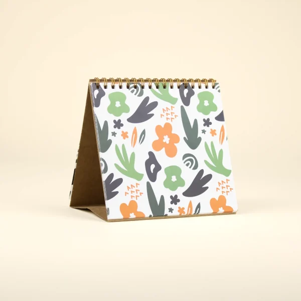 Trasera de un calendario triangular de mesa personalizado