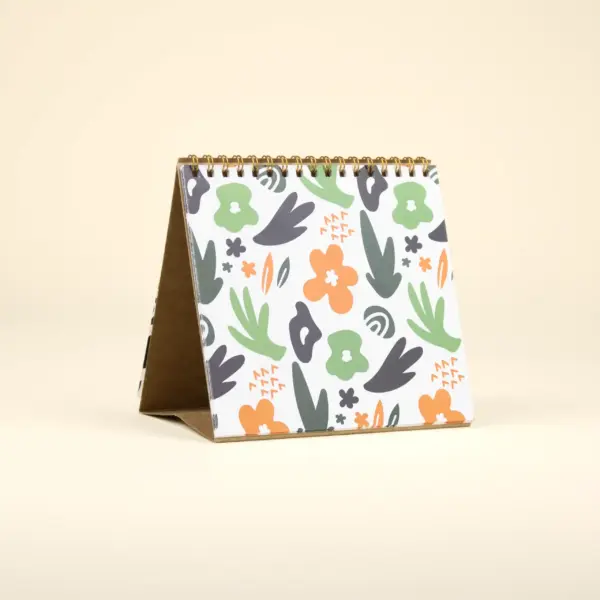 Trasera de un calendario triangular de mesa personalizado
