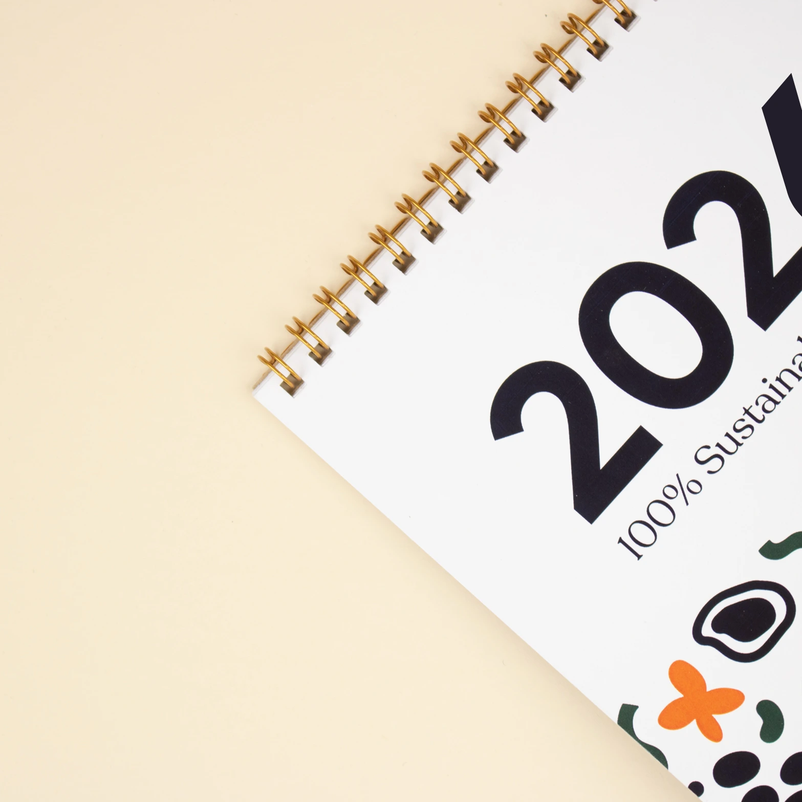 Calendario triangular de mesa TRINE Detalle Anillas Detalle anillas de un calendario triangular de mesa personalizado