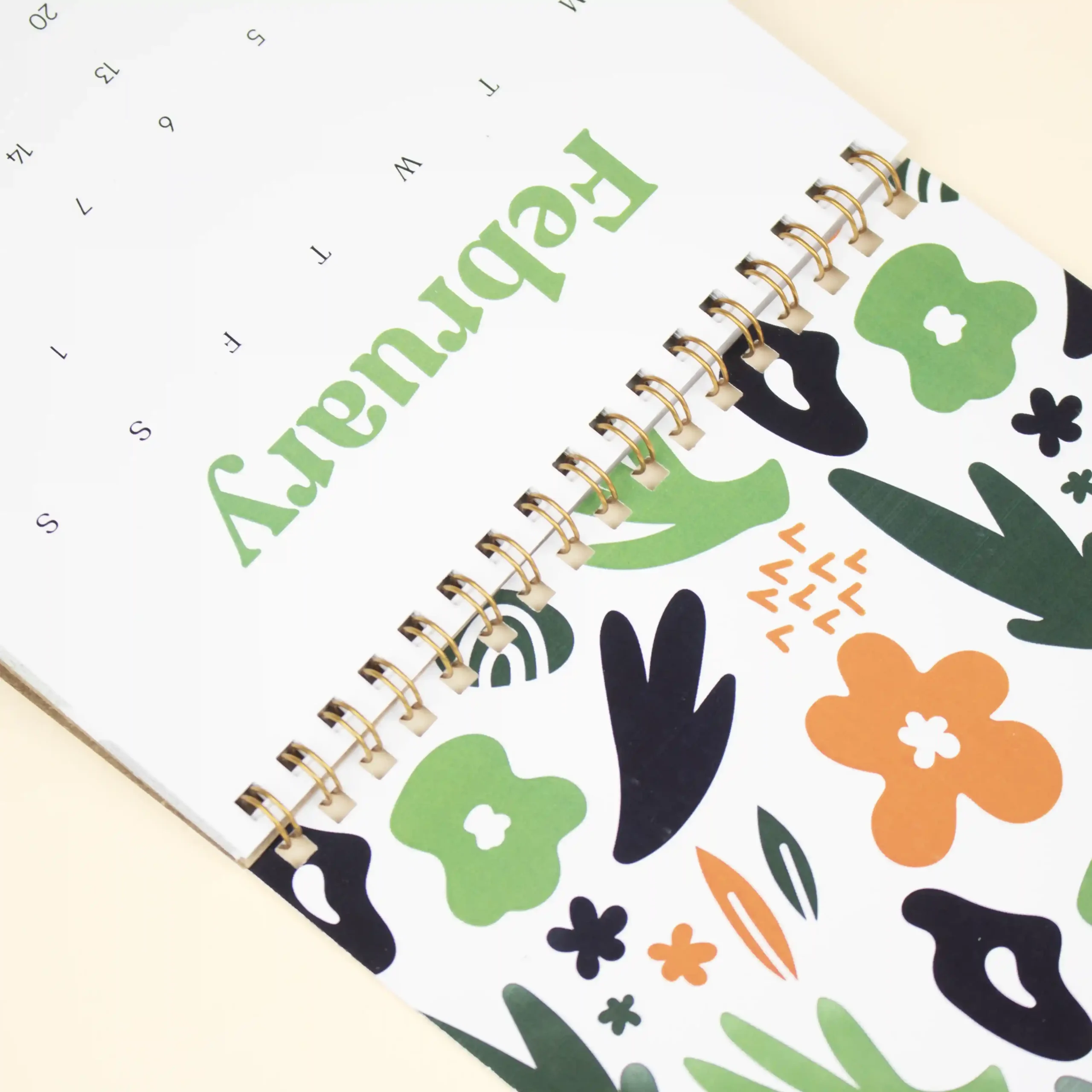 Calendario triangular de mesa TRINE Detalle Papel Detalle anillas de un calendario triangular abierto personalizado