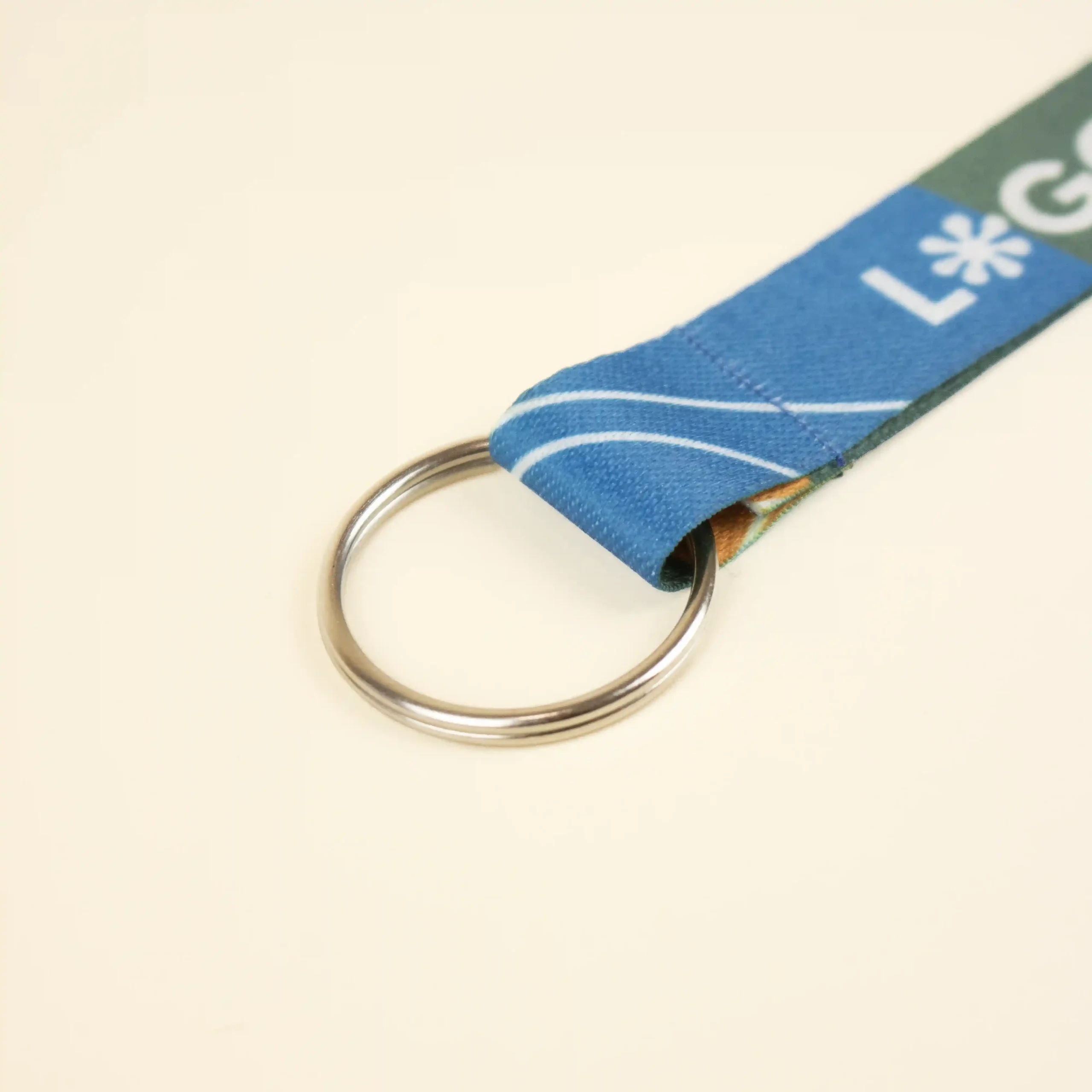 Llavero ecológico personalizado CLAUS Detalle Anilla metálica de un llavero ecológico personalizado