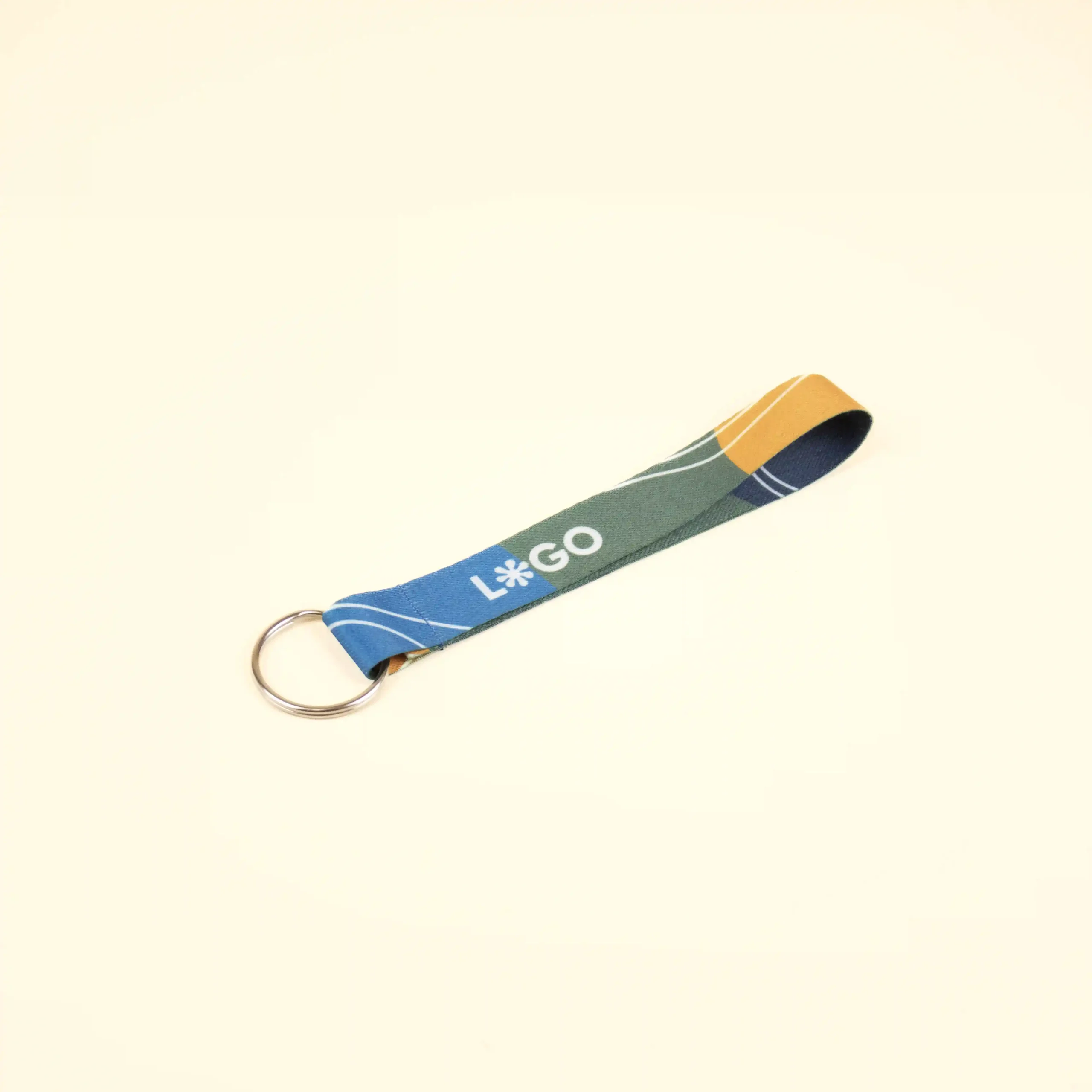 Llavero ecológico personalizado con logo de rpet sobre fondo beige