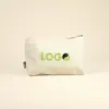 Neceser beige personalizado con la palabra logo en verde