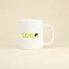 Taza blanca personalizada con la palabra logo en verde