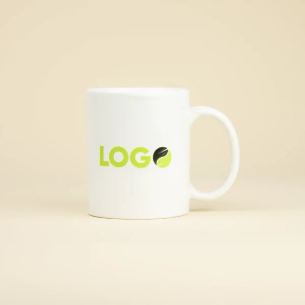 Taza blanca personalizada con la palabra logo en verde