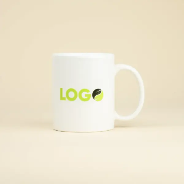 Taza blanca personalizada con la palabra logo en verde