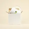 Taza blanca personalizada con la palabra logo en verde dentro de una caja blanca