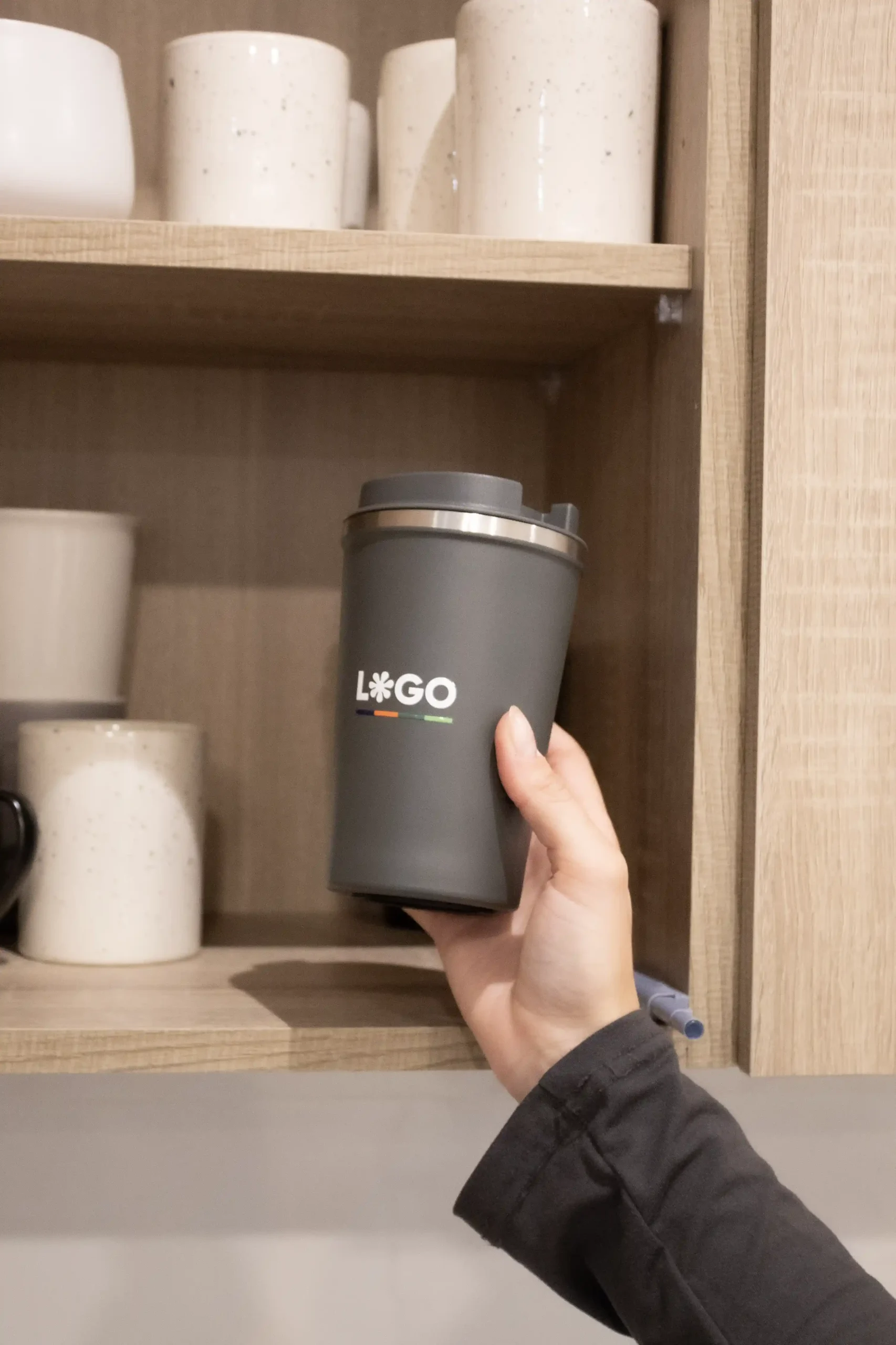 Mugs personnalisés : MATT GREY Mano sacando de un armario una taza térmica gris personalizada con logo blanco