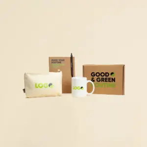 Neceser beige, taza blanca, cuaderno kraft, bolígrafo marrón y caja de cartón personalizados con logo verde