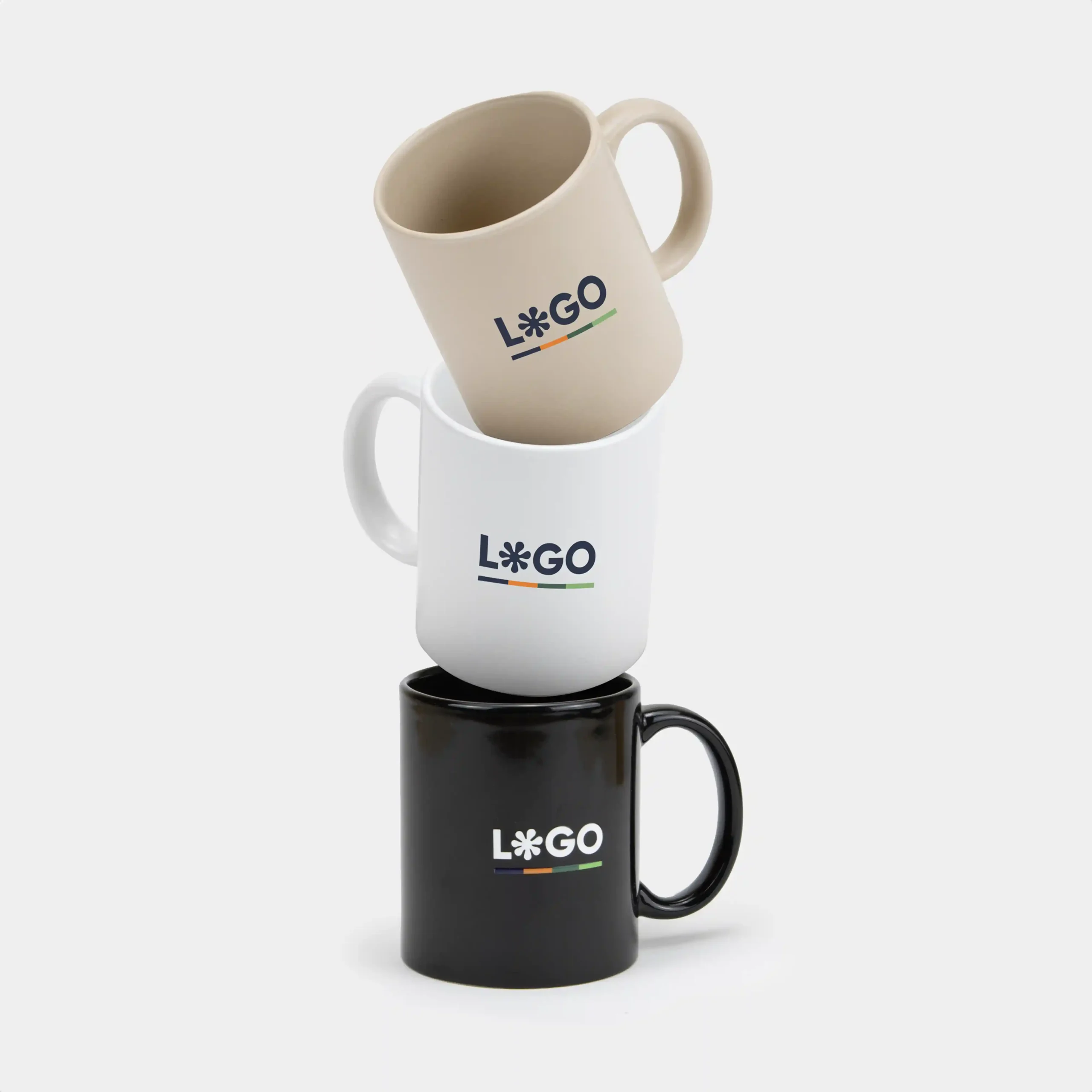 3 tazas de color blanco, negro y beige personalizadas con logo