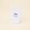 Porta llaves de hotel en papel ecológico blanco personalizado con la palabra logo en azul