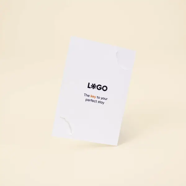 Porta llaves de hotel en papel ecológico blanco personalizado con la palabra logo en azul