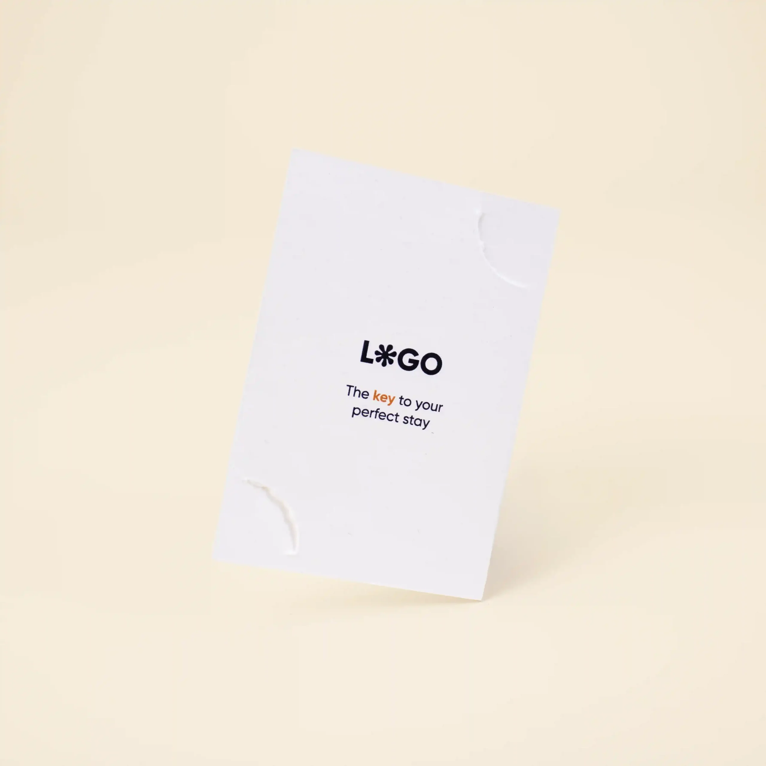 Porta llaves de hotel en papel ecológico blanco personalizado con la palabra logo en azul