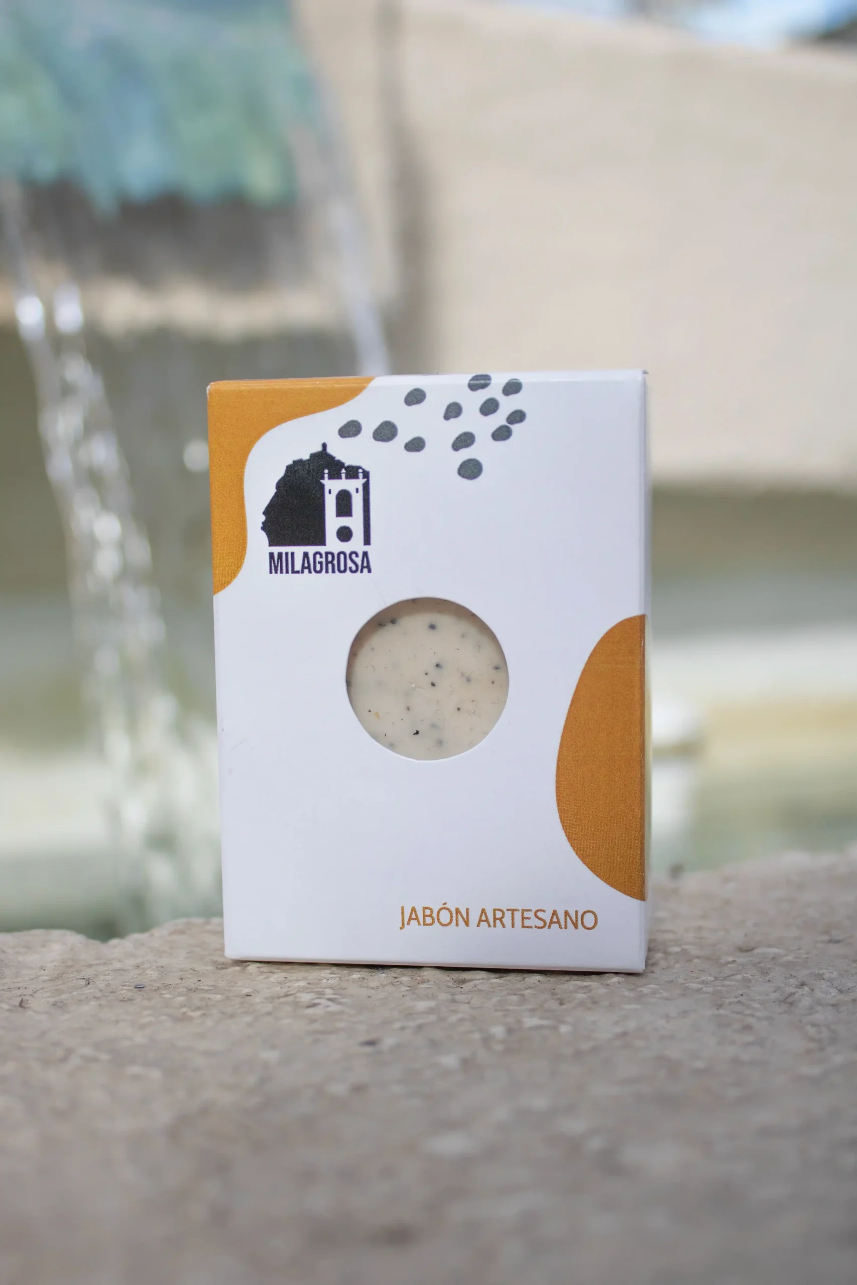 Jabón artesanal dentro de una caja blanca personalizada para el Hotel La Milagrosa