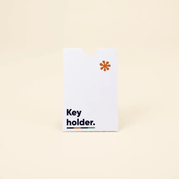 Porta llaves de hotel en papel ecológico blanco personalizado con la palabra key holder en azul