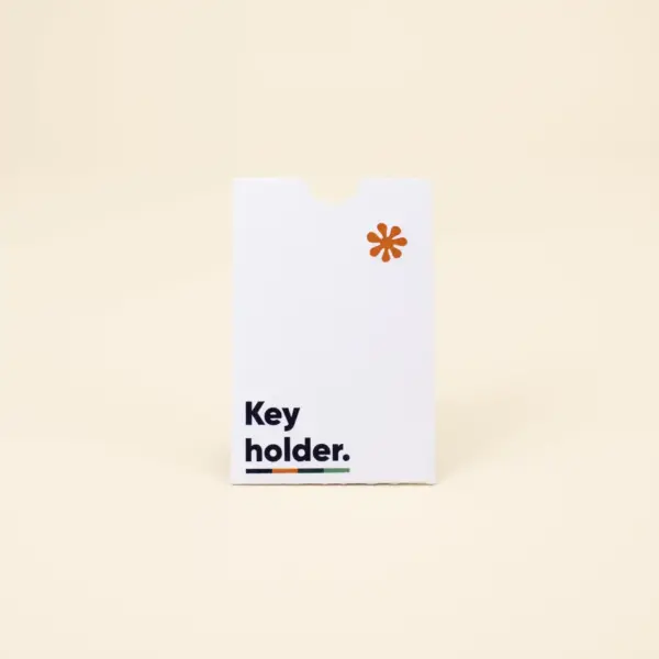 Porta llaves de hotel en papel ecológico blanco personalizado con la palabra key holder en azul