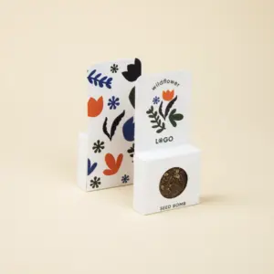 Dos bombas de semillas dentro de un packaging de cartón blanco personalizado