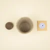 Kit plantable de fibra de coco con un sobre de semillas y una pastilla de tierra