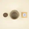 Kit plantable de fibra de coco con un sobre de semillas y una pastilla de tierra