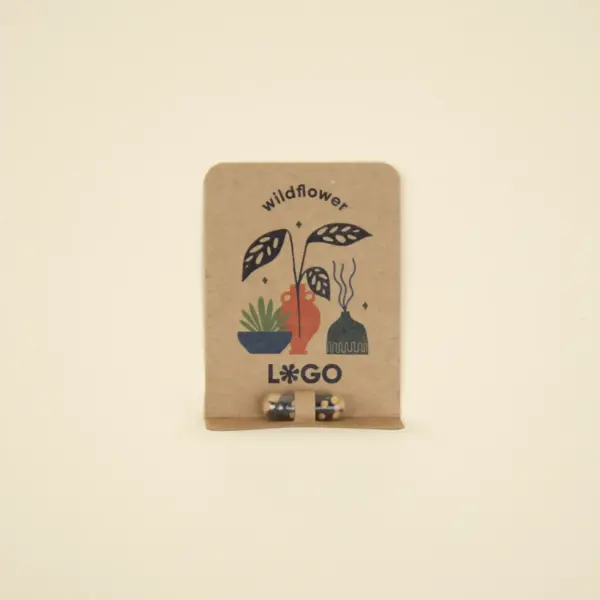 Cápsula biodegradable con semillas en su interior con packaging de cartón kraft personalizado