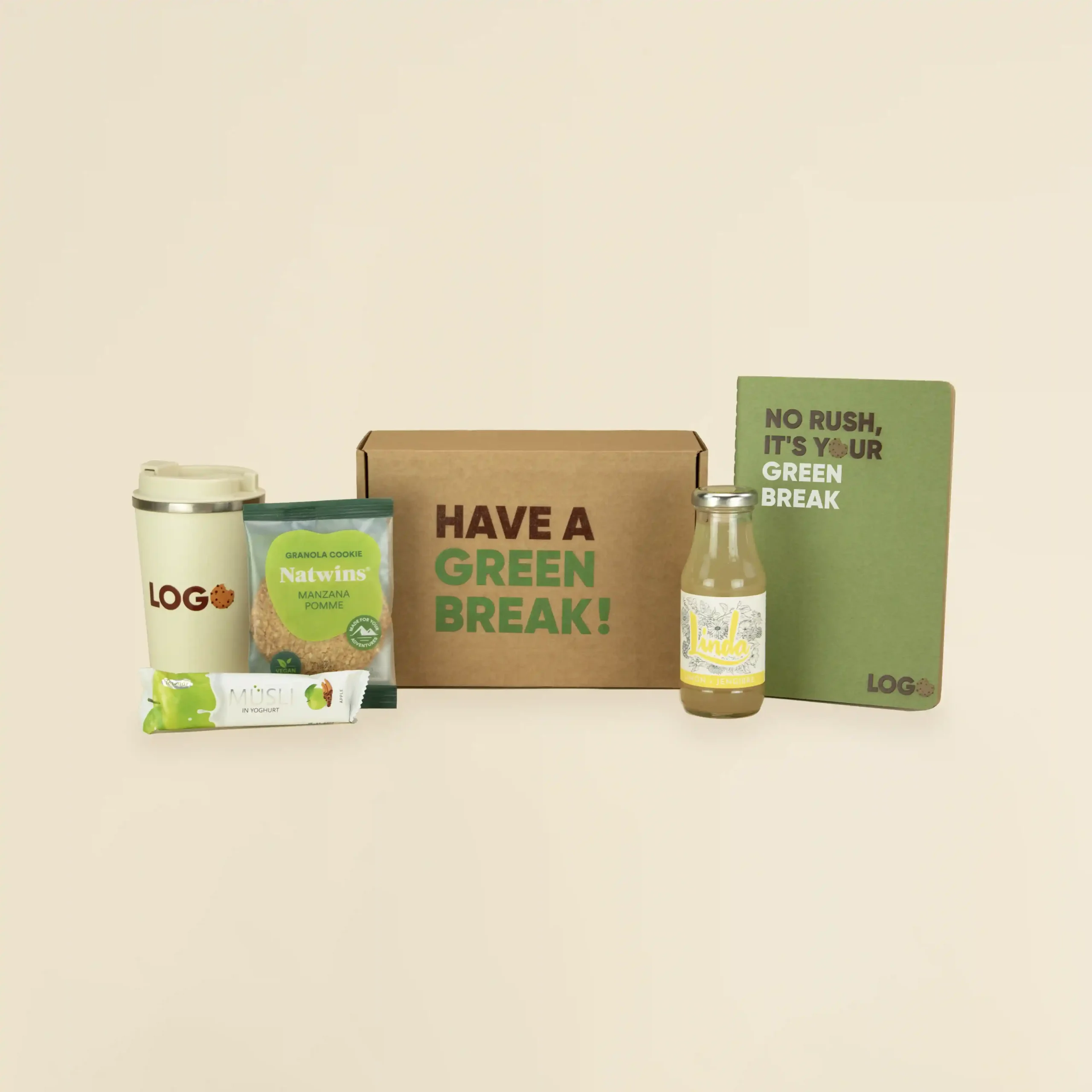 Pack 'Have a Green Break' Taza take away beige, barrita de muesli, cookie de granola Natwins, botella de limonada Linda, cuaderno ecológico verde y caja de madera personalizada con el texto 'have a green break'