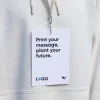 Acreditación personalizada con lanyard de algodón colgado del cuello de una persona con jersey blanco