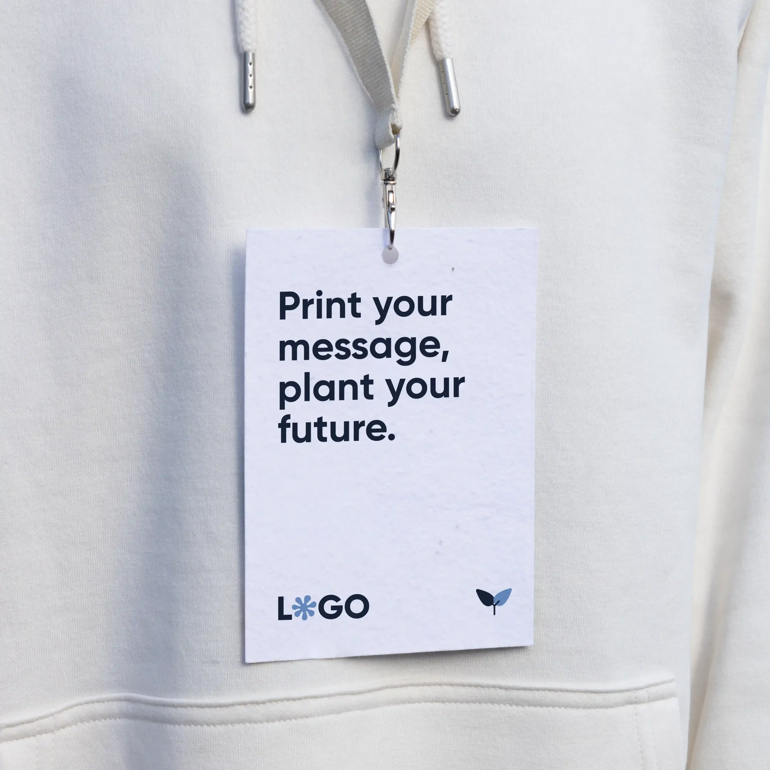 Kit A: Acreditación plantable + Lanyard LANNY Acreditación personalizada con lanyard de algodón colgado del cuello de una persona con jersey blanco