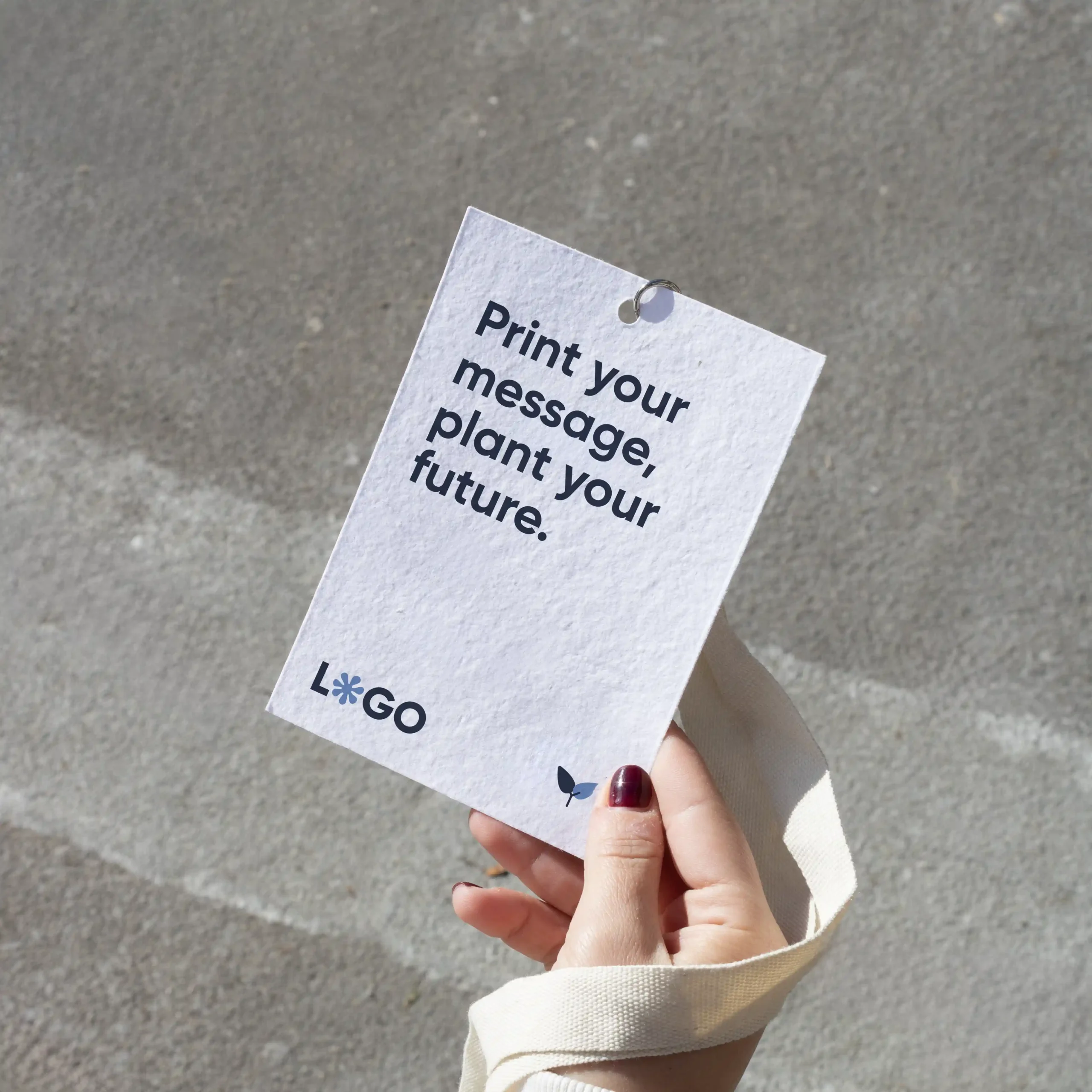 Kit A: Acreditación plantable + Lanyard LANNY Mano sujetando una acreditación personalizada con lanyard de algodón