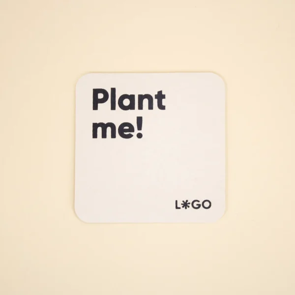 Posavasos de cartón personalizado con el texto 'plant me' y 'logo' en color azil