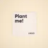 Posavasos de cartón personalizado con el texto 'plant me' y 'logo' en color azil